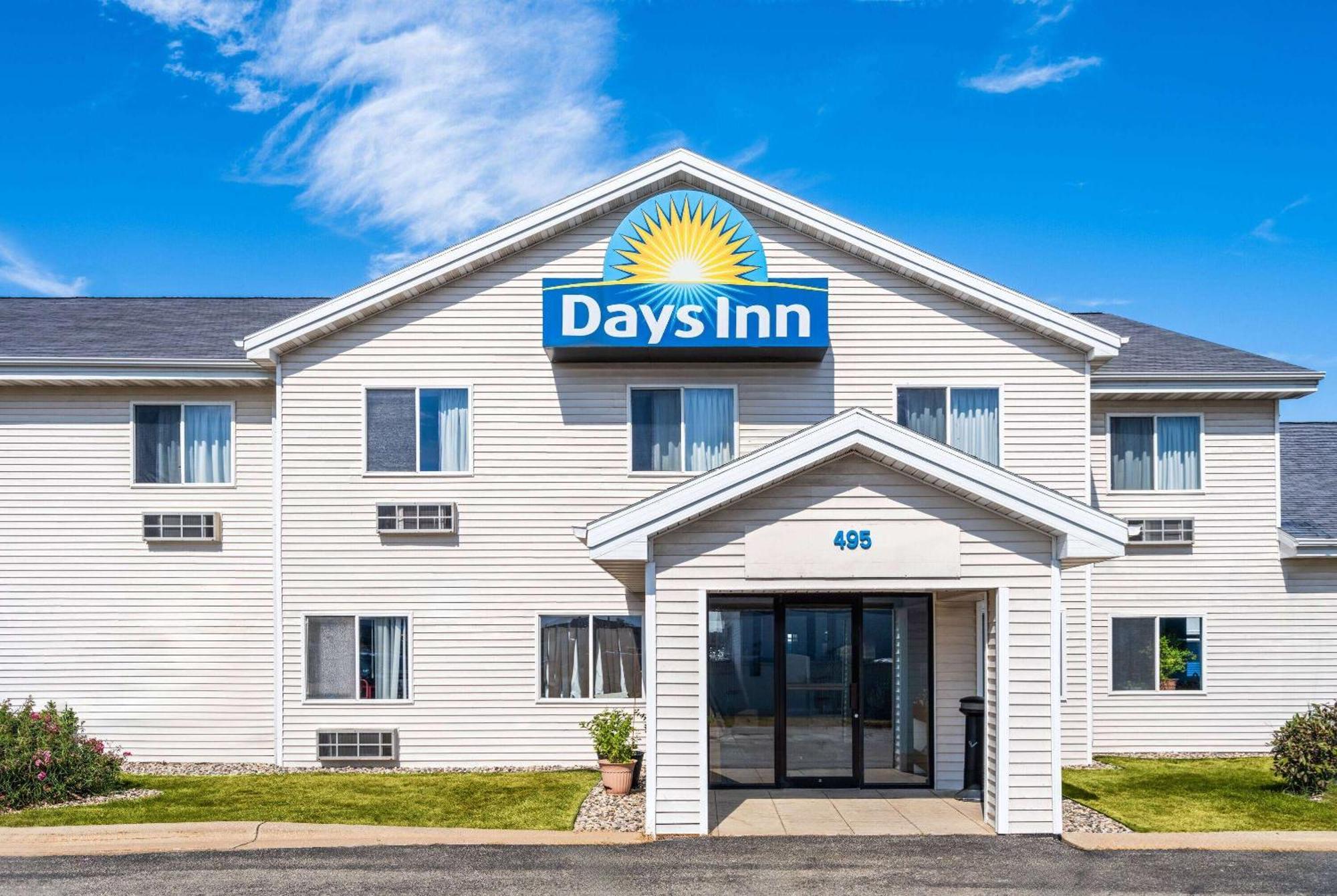 Days Inn By Wyndham Neenah Exterior photo