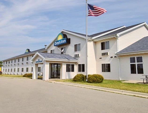 Days Inn By Wyndham Neenah Exterior photo